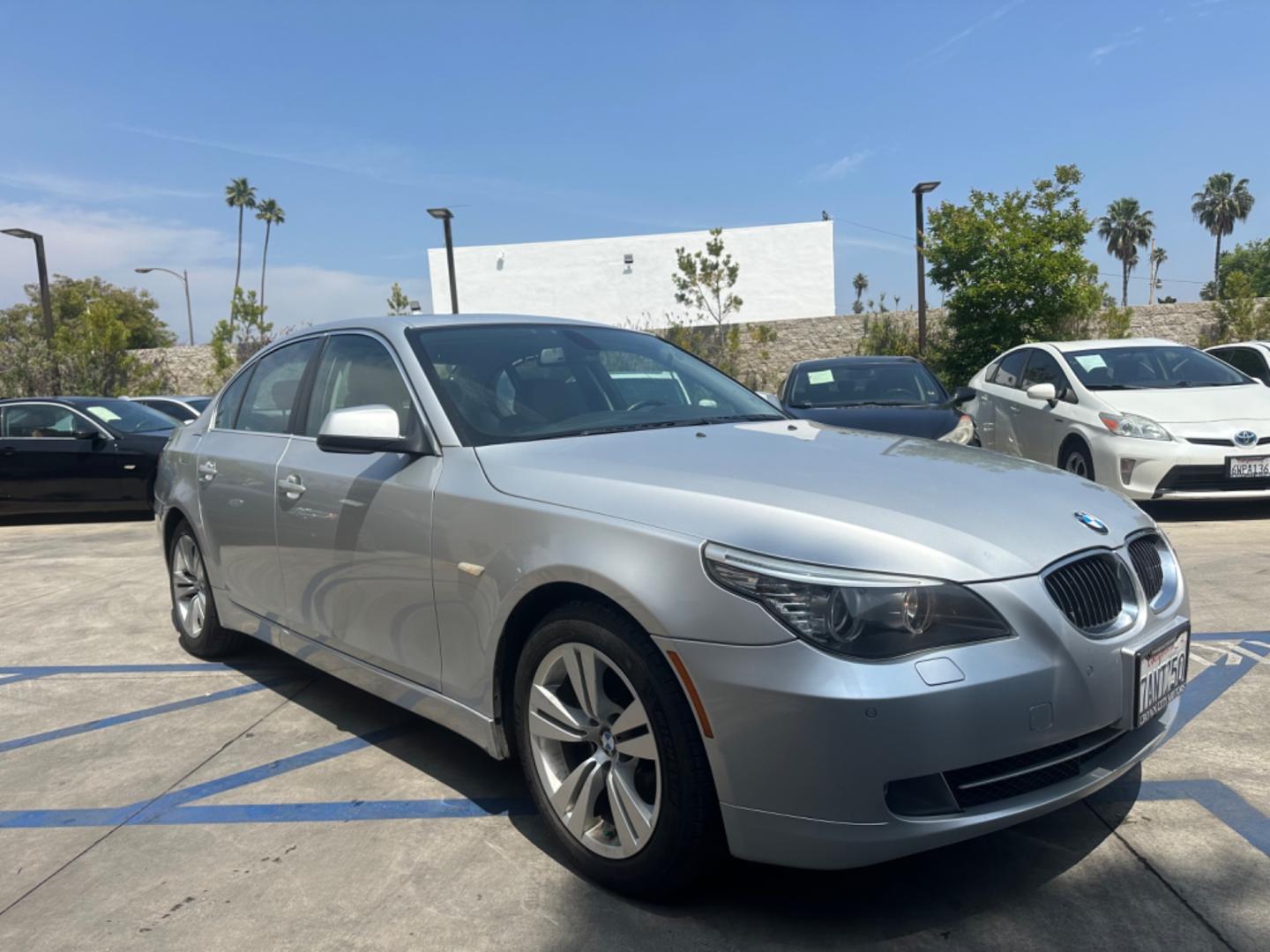 2010 Silver Metallic /110998 BMW 5-Series Leather (WBANU5C55AC) with an Inline 6 engine, Automatic transmission, located at 30 S. Berkeley Avenue, Pasadena, CA, 91107, (626) 248-7567, 34.145447, -118.109398 - 2010 BMW 528: A Premium Ride with Flexible Financing Options for All Credit Situations The 2010 BMW 528 stands as a paragon of automotive excellence, blending German engineering with luxurious features that deliver a remarkable driving experience. This model, part of BMW’s esteemed 5 Series, offe - Photo#4